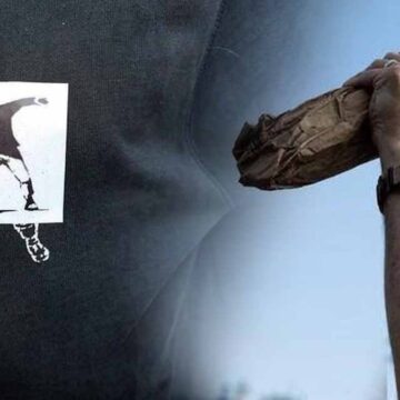 direnisin-yeni-sembolu-banksynin-cicek-firlatan-adami-sandvic-adama-donustu-protesto-gosterilerinde-artik-sandvic-X519XwPP.jpg Direnişin yeni sembolü: Banksy’nin “Çiçek Fırlatan Adam”ı “Sandviç Adam”a dönüştü! Protesto gösterilerinde artık sandviç tutuyorlar