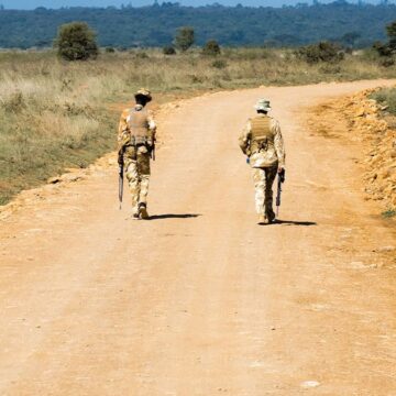 Dünyada son iki tane kalınca asker başında nöbet tutmaya başladı
