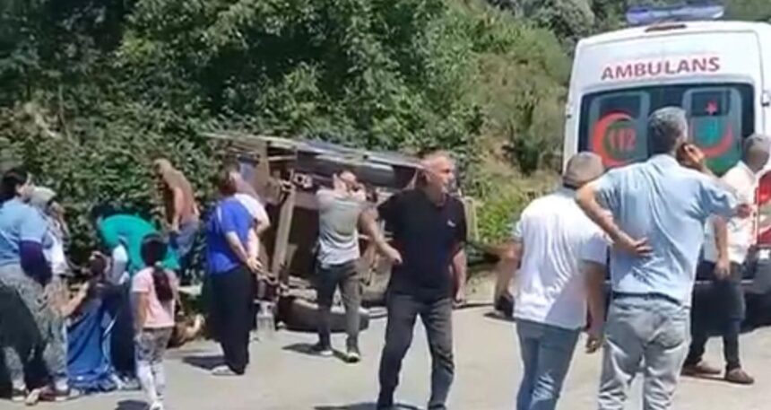 Düzce’de fındık işçilerini taşıyan römork devrildi