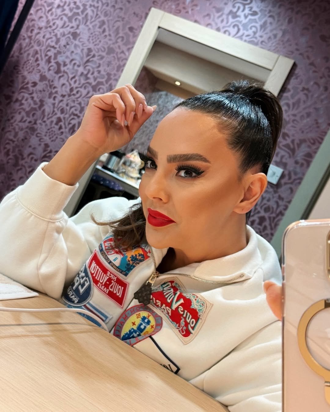 Ebru Gündeş'in kalın kaşları olay oldu