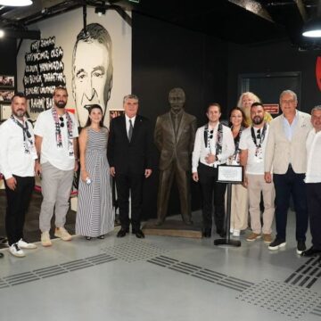 Efsane başkanın heykeli Beşiktaş Müzesi’nde