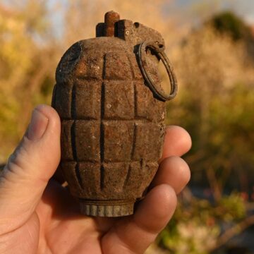 El bombasıyla karakola gitti: Ortalık birbirine girdi