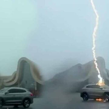 Elektrikli bir arabaya yıldırım düşerse ne olur?