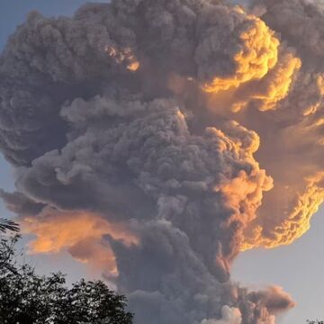 Endonezya’da yanardağ patlaması: 10 kilometre kül püskürttü