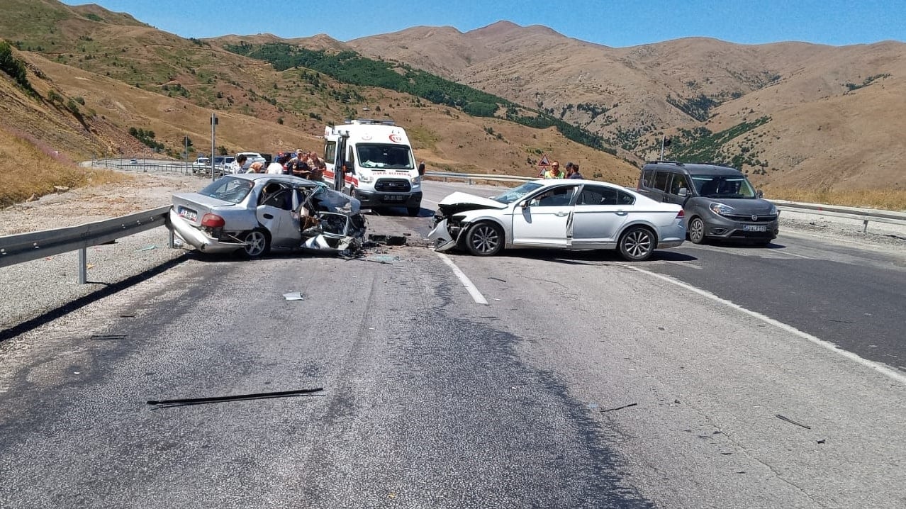 Erzincan'da feci kaza: Ölü ve yaralılar var