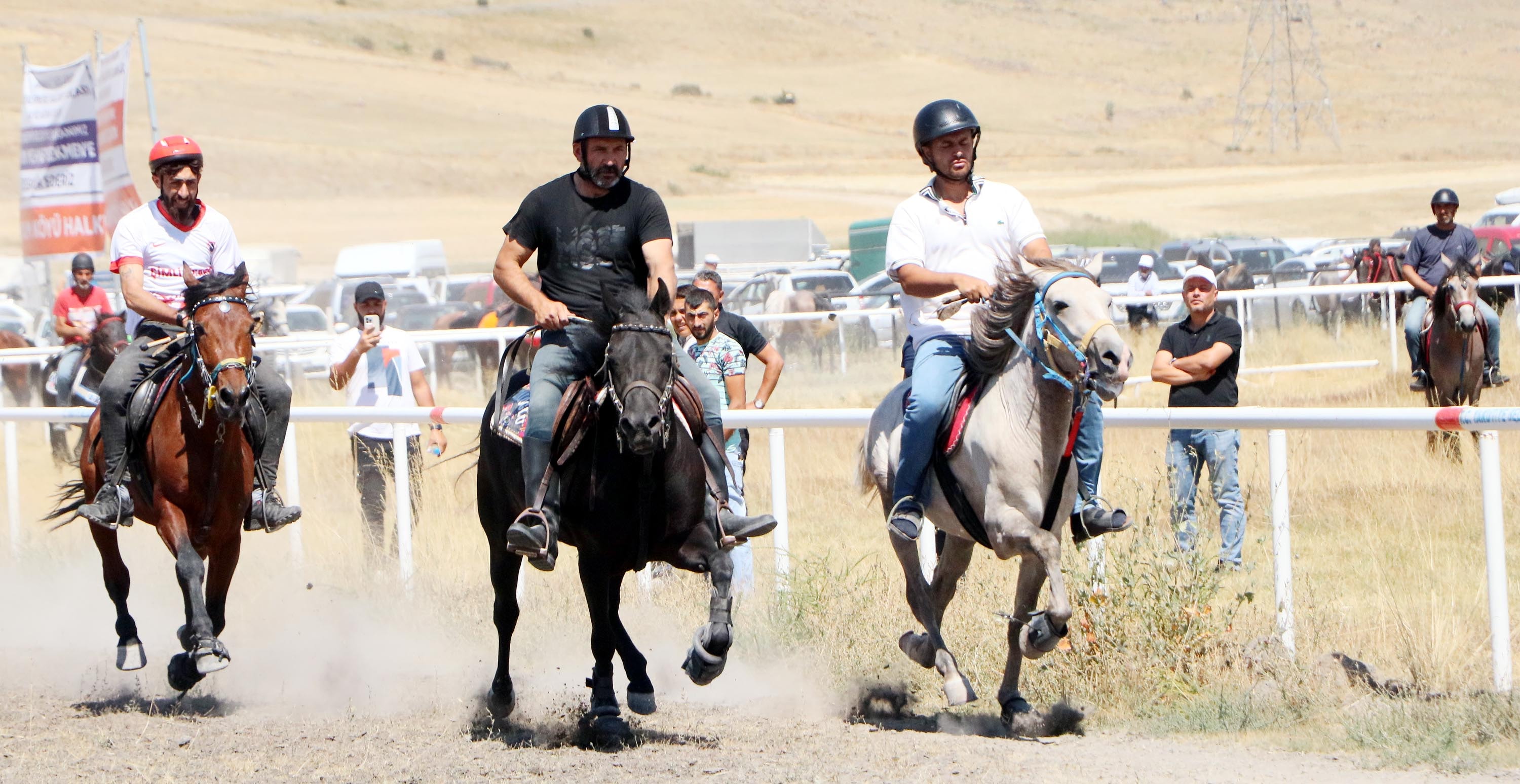 Erzurum'da 'Rahvan At'lar tozu dumana kattı