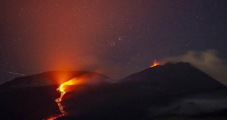 Etna Yanardağı’nda hareketlilik: Güçlü şekilde patlayarak kül ve lav püskürttü