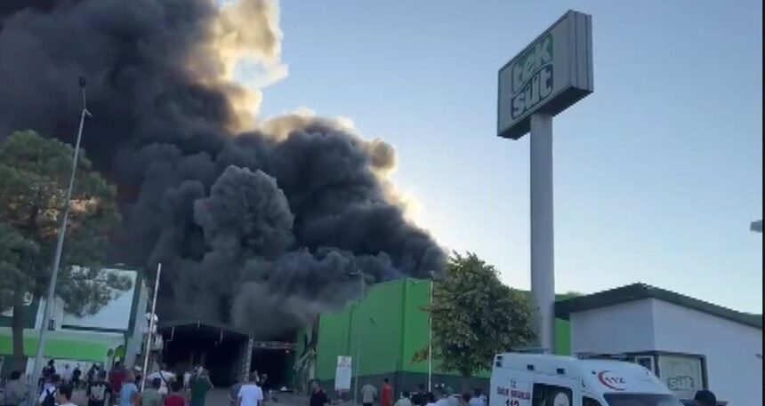 Fabrika alev alev yandı, 2 kişi hayatını kaybetti