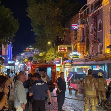 Fatih’te otelde yangın: Turistler tahliye edildi