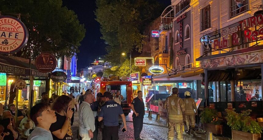 Fatih’te otelde yangın: Turistler tahliye edildi