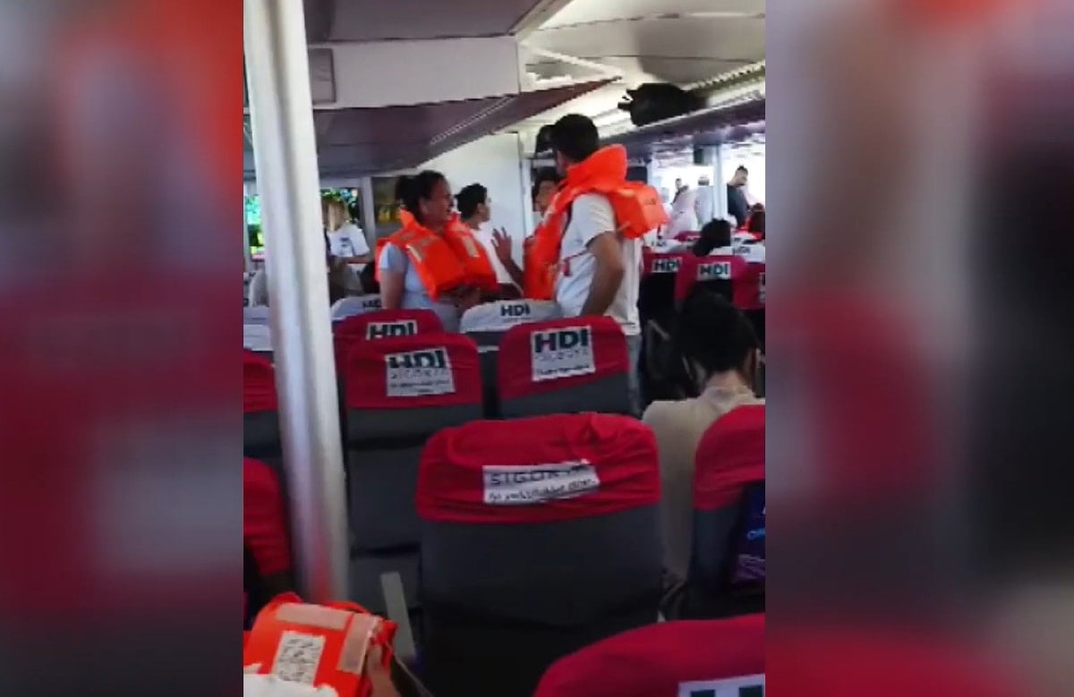 Feribot kayalıklara çarptı, yolcular büyük panik yaşadı