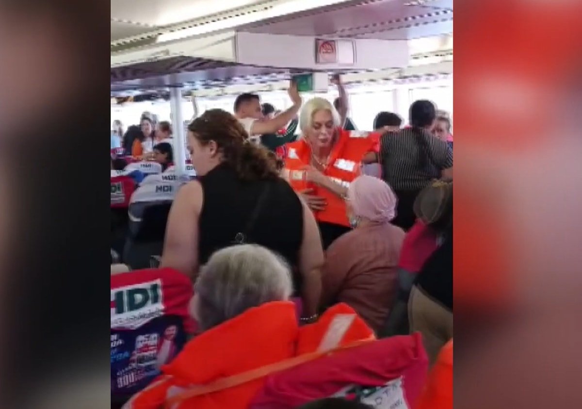 Feribot kayalıklara çarptı, yolcular büyük panik yaşadı