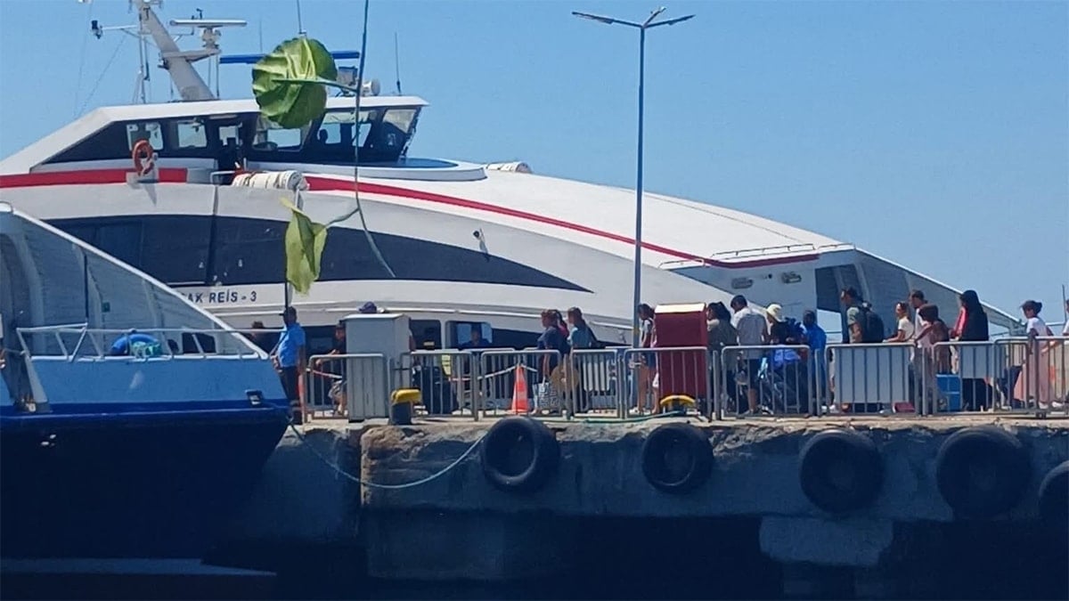 Feribot kayalıklara çarptı, yolcular büyük panik yaşadı