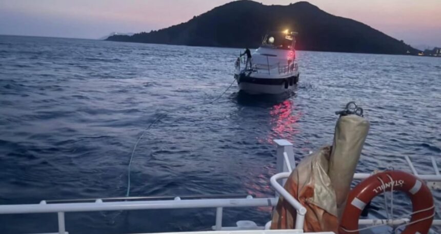 Fethiye’de makine arızası yaşayan tekne kurtarıldı