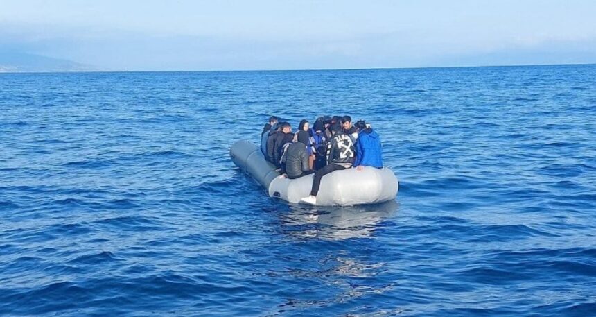 Foça açıklarında 24 düzensiz göçmen yakalandı