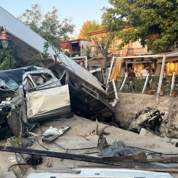Freni patlayan kamyon, 10 aracı biçti: 3 yaralı