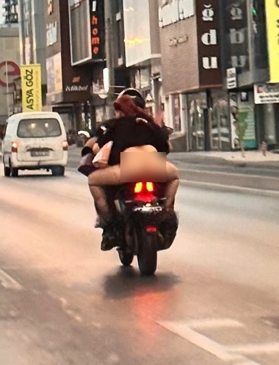 G-string ile motora binen genç kadına 'kask takmama' cezası