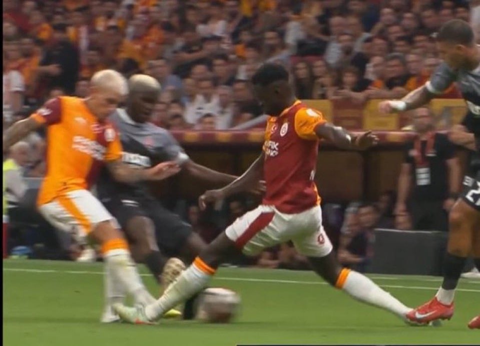 Hakem VAR'da izledi, Karagümrük'ü 10 kişi bıraktı