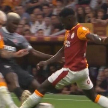 hakem-varda-izledi-karagumruku-10-kisi-birakti-inB9WENB.jpg Hakem VAR’da izledi, Karagümrük’ü 10 kişi bıraktı