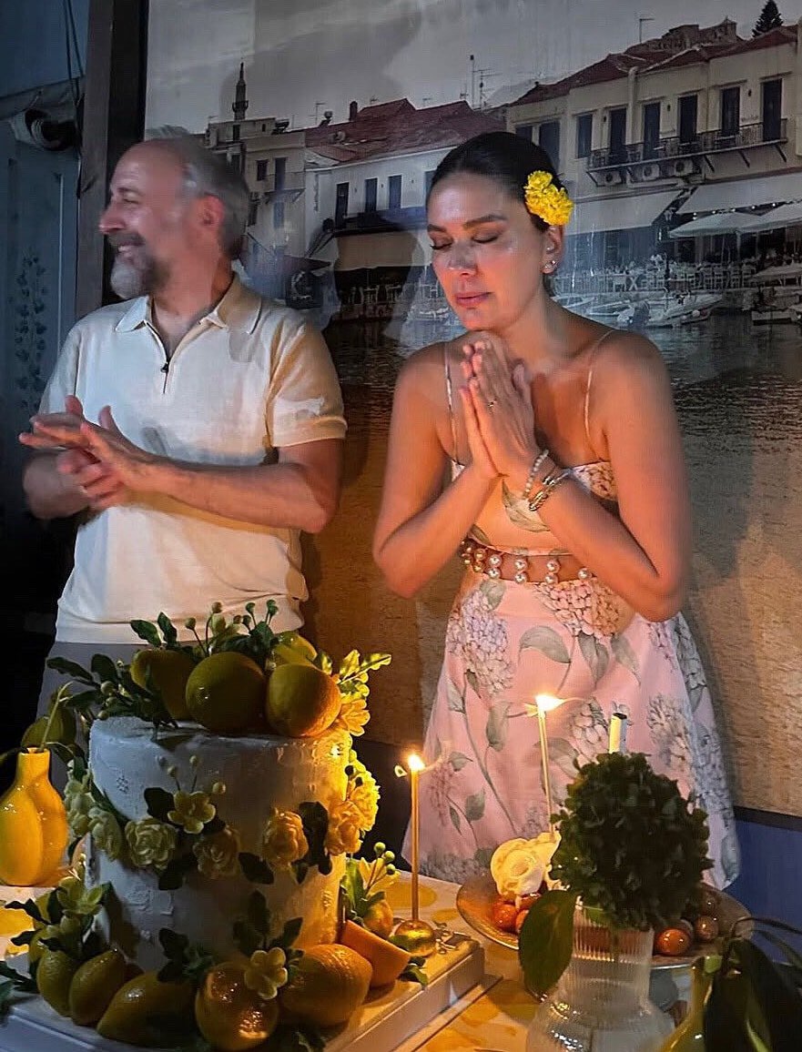 Halit Ergenç eşi Bergüzar Korel'i öpücüklere boğdu