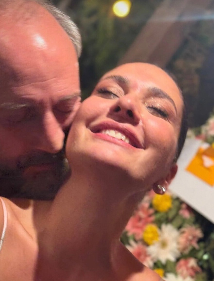 Halit Ergenç eşi Bergüzar Korel'i öpücüklere boğdu