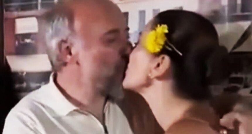Halit Ergenç eşi Bergüzar Korel’i öpücüklere boğdu