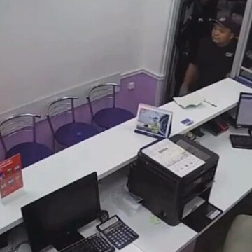 Havalimanında büyük panik! Uçağı kaçırınca kendini ateşe verdi