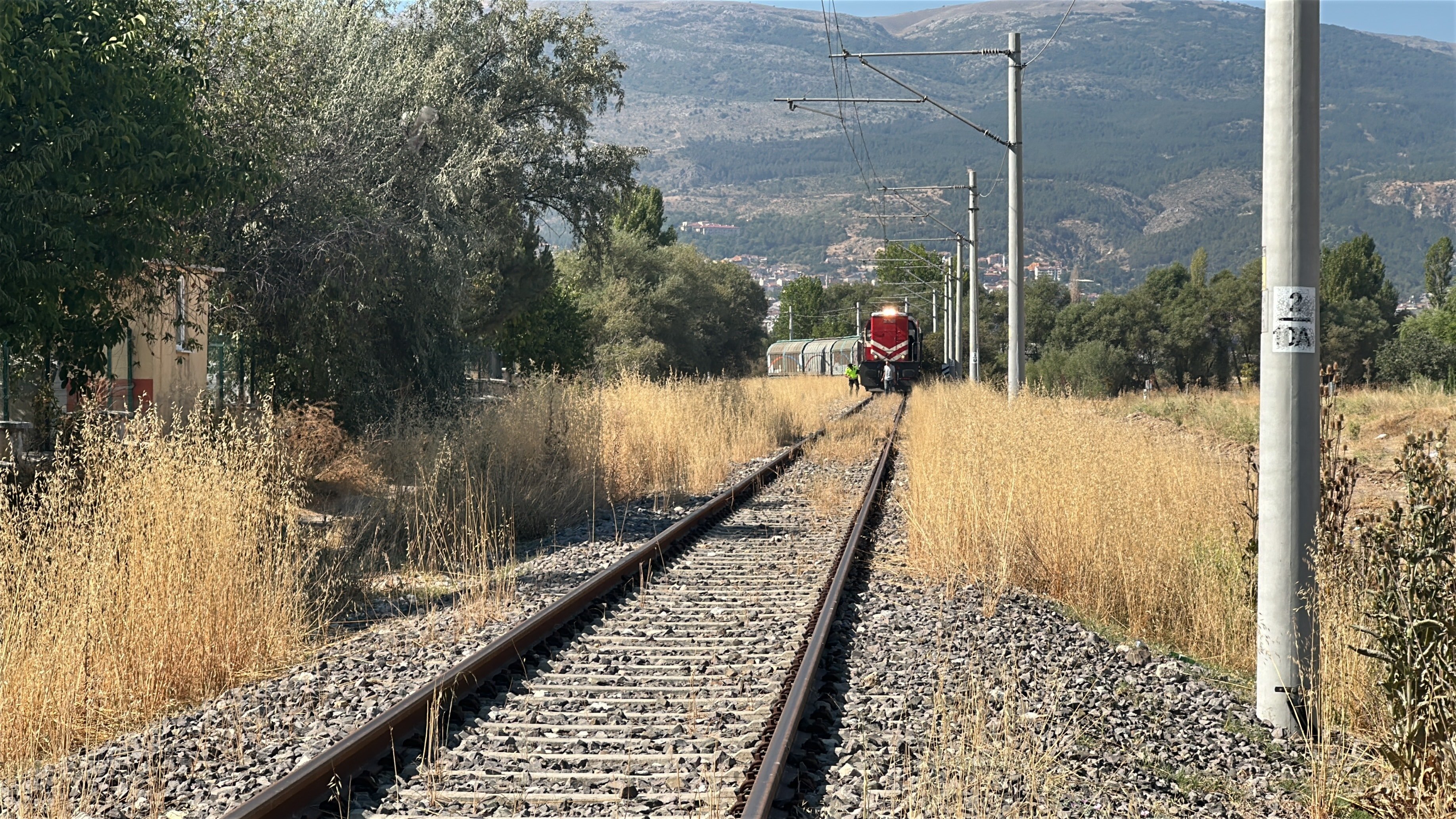 Hemzemin geçitte yük treni çarpan kadın yaralı kurtuldu