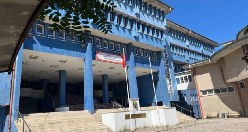 İki deneme sonrası kız ortaokulu açıldı