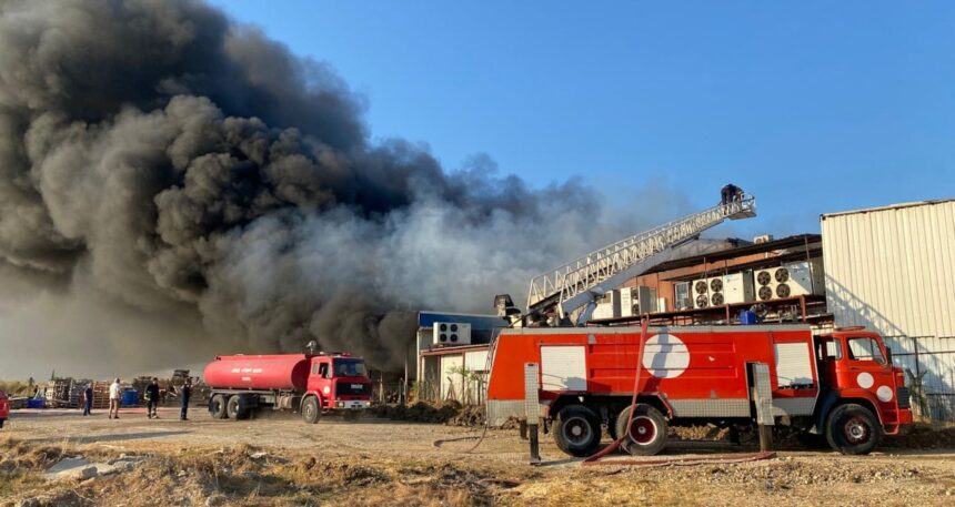İki depo birden alevlere teslim oldu!