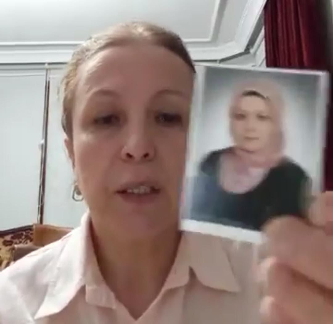 İlahiyatçı Emine Yücel canlı yayında başörtüsünü çıkardı
