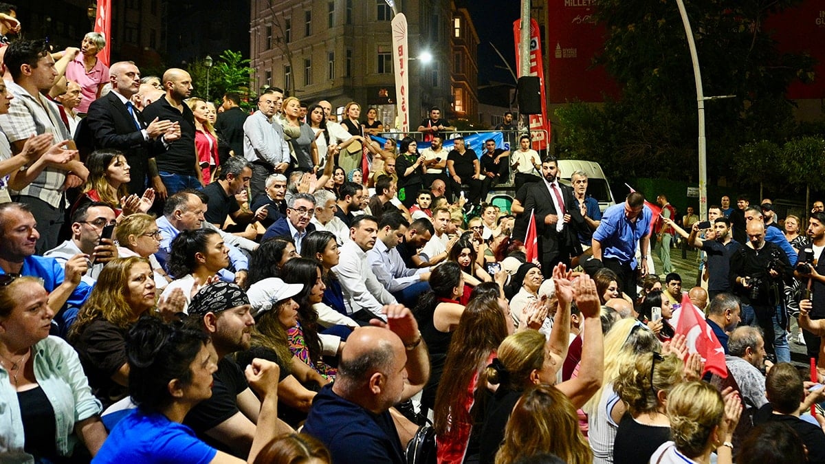 İnan Güney'in gözaltına alınması Beyoğlu Belediyesi önünde protesto edildi