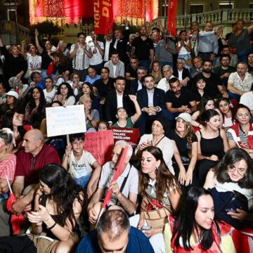 İnan Güney’in gözaltına alınması Beyoğlu Belediyesi önünde protesto edildi