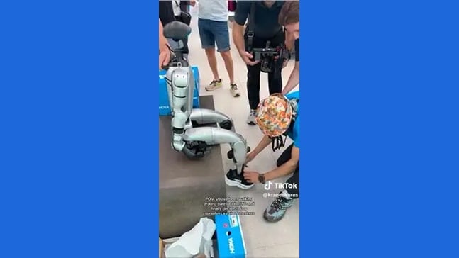 İnsanoid robot, ayakkabı mağazasında herkesi şaşırttı!