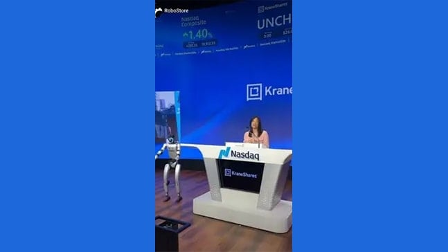 İnsanoid robot, ayakkabı mağazasında herkesi şaşırttı!