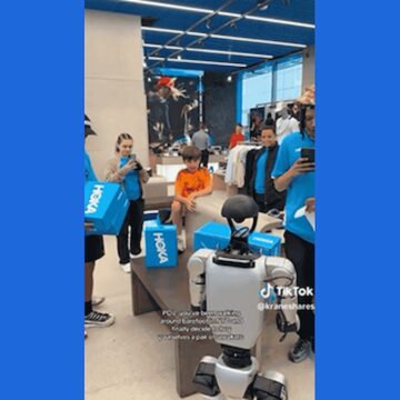 İnsanoid robot, ayakkabı mağazasında herkesi şaşırttı!