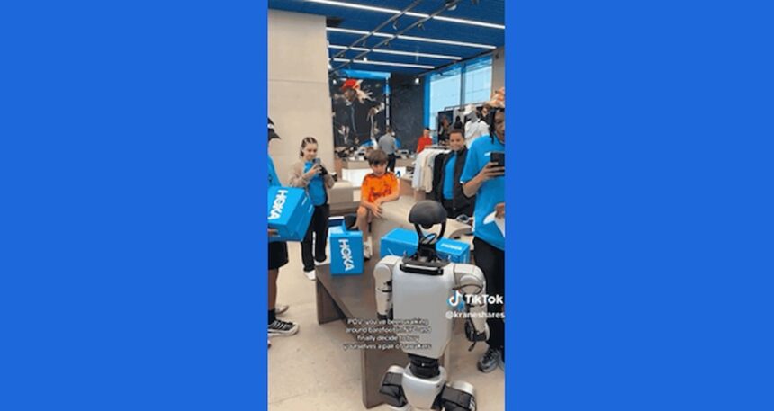 İnsanoid robot, ayakkabı mağazasında herkesi şaşırttı!