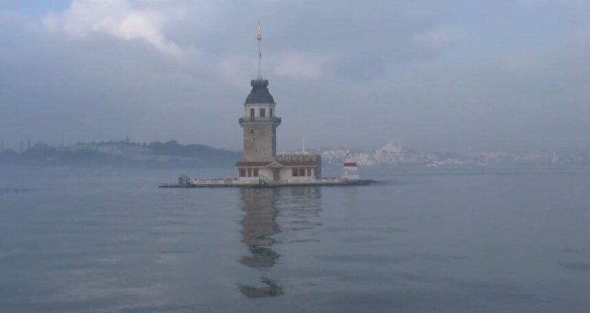İstanbul Boğazı’nı sis kapladı