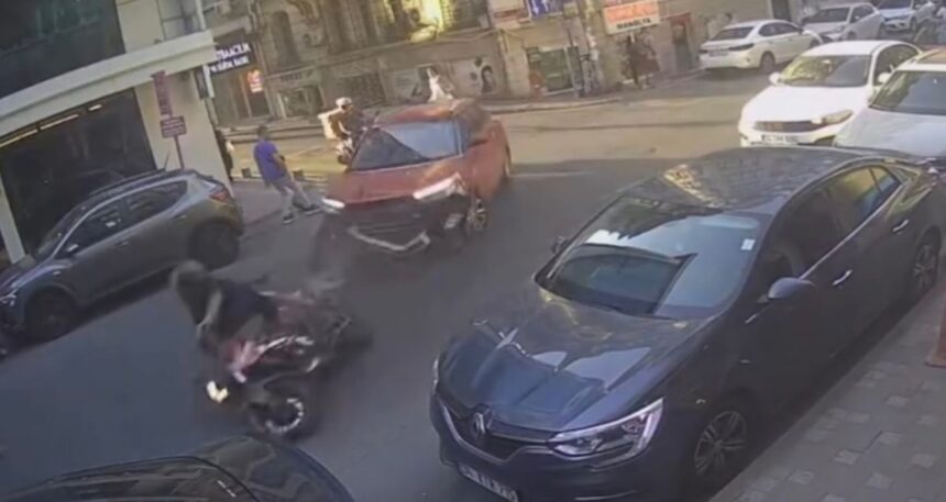 İstanbul’da ara sokaktan çıkan otomobil motosiklete çarptı