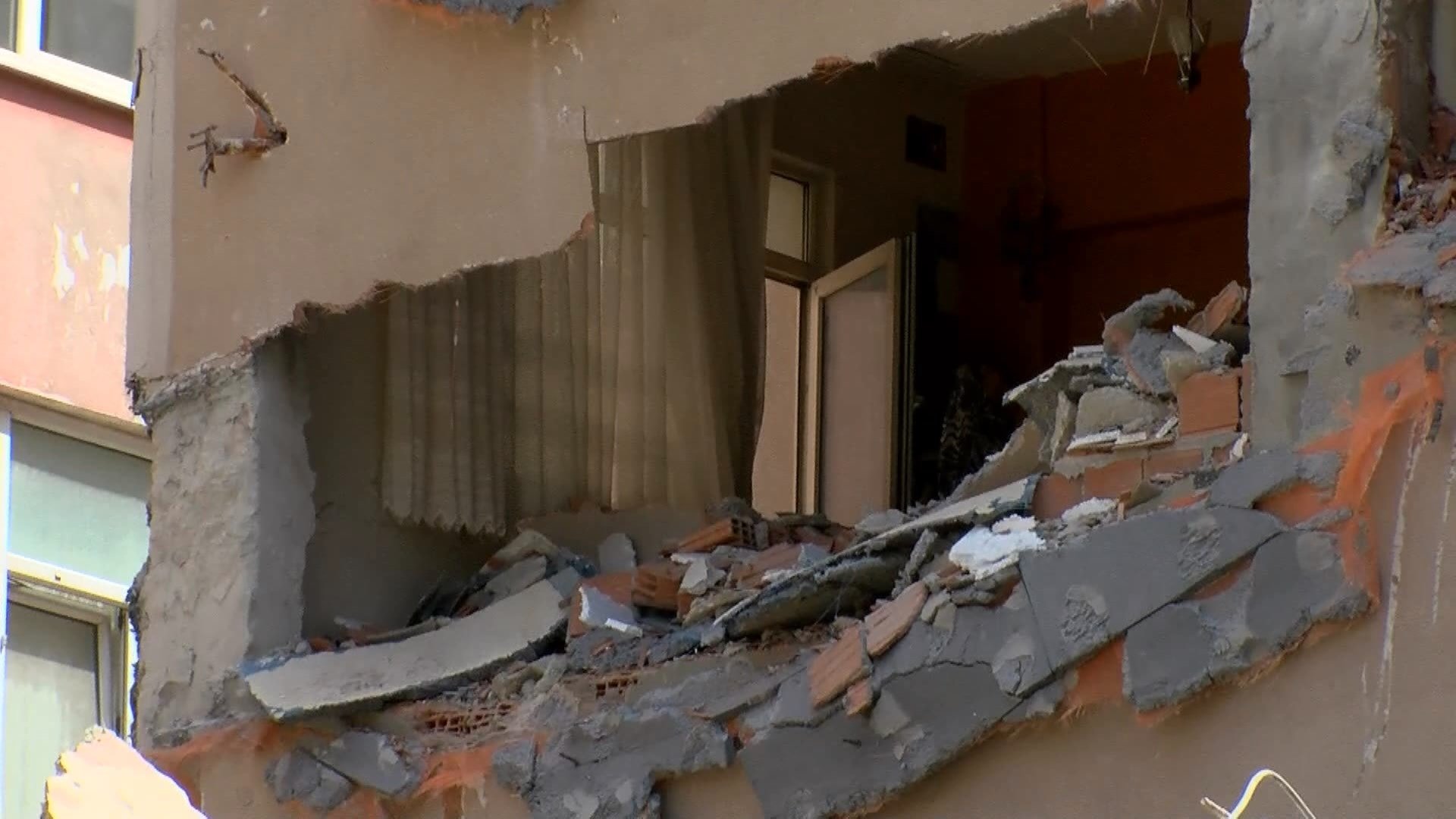 İstanbul'da facianın eşiğinden dönüldü! Boşaltılan bina bitişiğindeki apartmanın üzerine çöktü