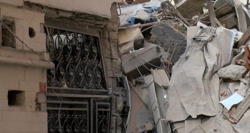 İstanbul’da facianın eşiğinden dönüldü! Boşaltılan bina bitişiğindeki apartmanın üzerine çöktü