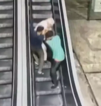 İstanbul'un göbeği Taksim'de yaşlı adamı boğazlayıp gasp ettiler!