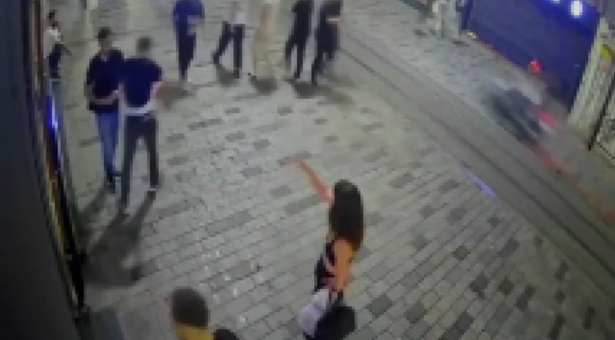 İstanbul'un göbeğindeki gece kulübünde dehşet: Kıskandığı kadını da sevgilisini de bıçakladı
