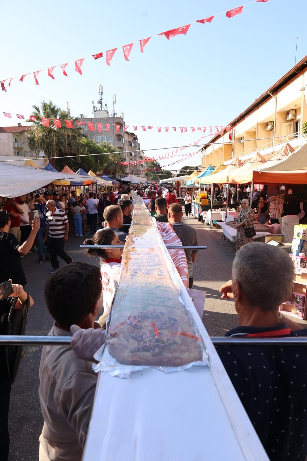 Karacasu’da 13 metrelik tahinli pide rekoru: Festivalde gözler usta ellerdeydi