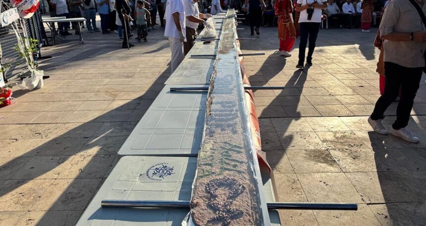 Karacasu’da 13 metrelik tahinli pide rekoru: Festivalde gözler usta ellerdeydi