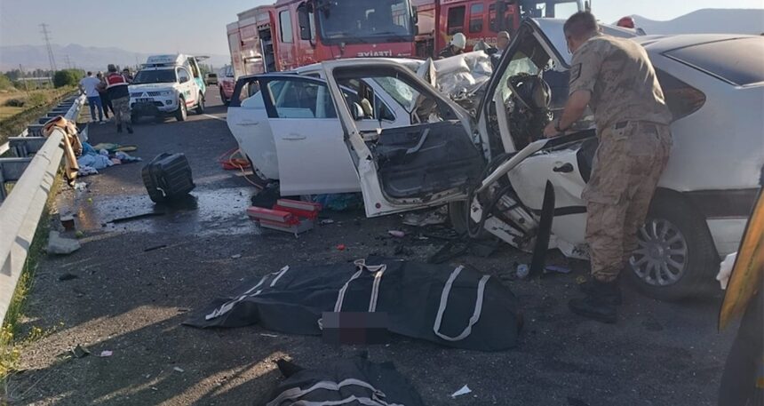 Kaza sonrası ortalık kan gölüne döndü: 4 ölü, 4 yaralı