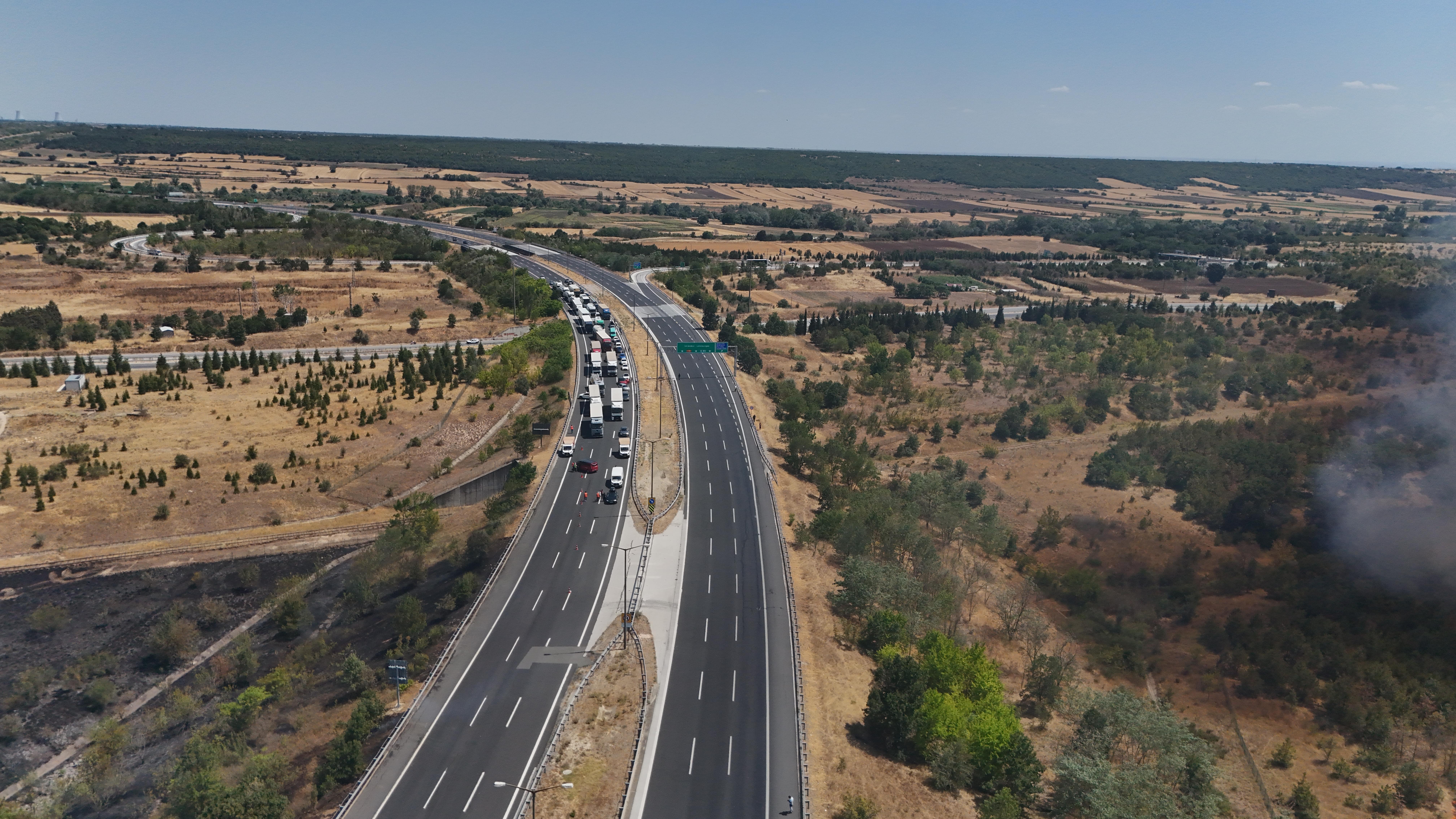 Kırklareli'nde ağaçlık alanda yangın! Otoyol trafiğe kapatıldı