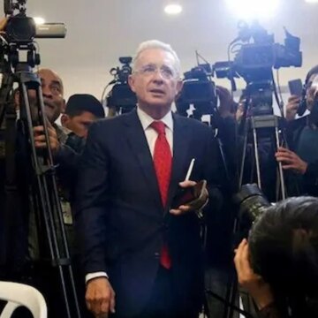 Kolombiya’da mahkeme, eski Cumhurbaşkanı Uribe’ye verilen ev hapsi cezasını kaldırdı