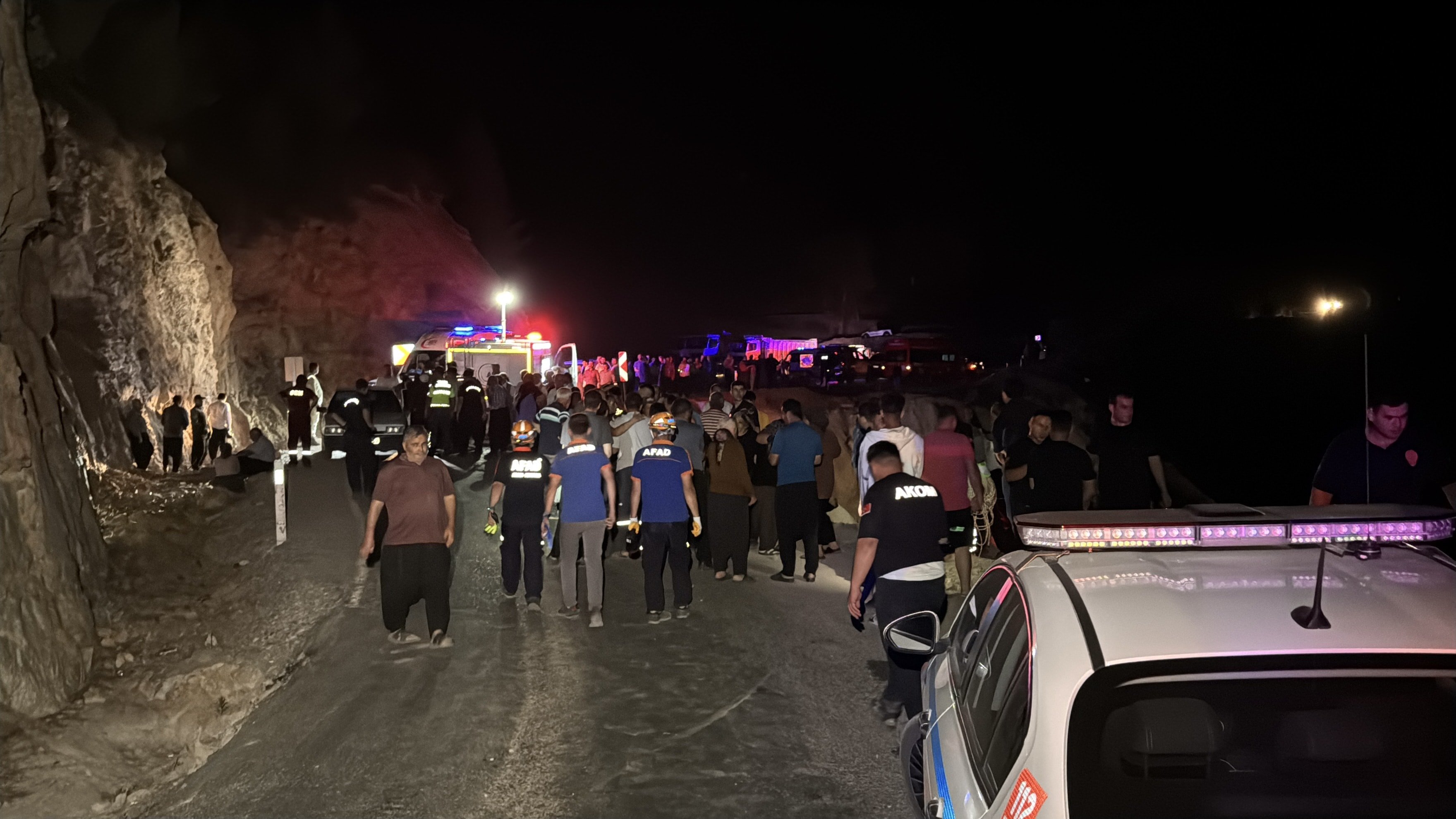 Kontrolden çıkan otomobil 70 metrelik uçuruma yuvarlandı: 1'i çocuk 5 kişi öldü