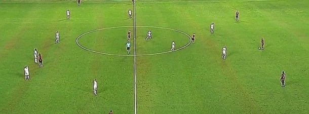 Korkulan oldu, kötü zemin sakatladı! Çapraz bağları gitti...